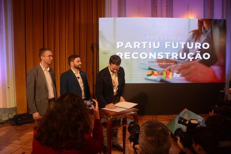 Governador assinou amplia&ccedil;&atilde;o do programa em ato no Pal&aacute;cio Piratini