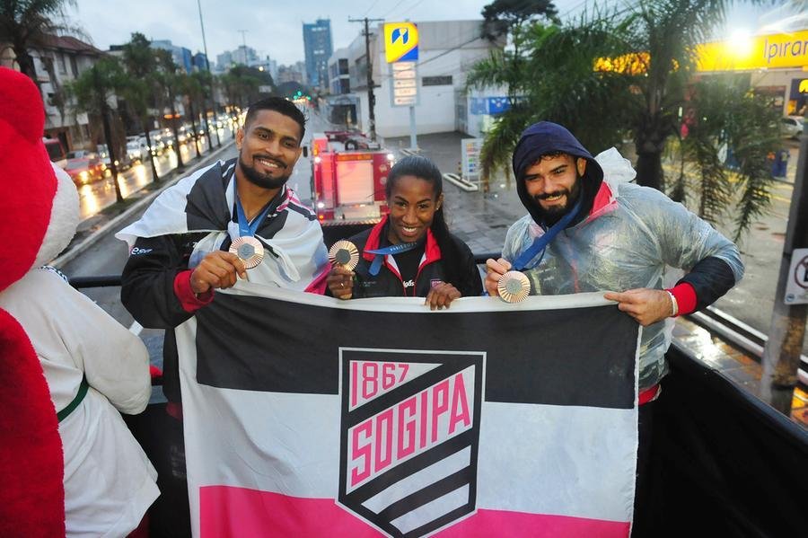 Com medalha de bronze no pesco&ccedil;o, judocas foram recebidos com festa na cidade