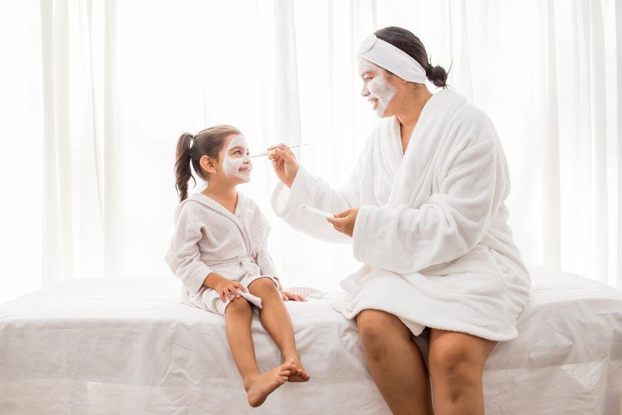 Especialista explica como ter h&aacute;bitos saud&aacute;veis de skincare desde a primeira inf&acirc;ncia e os benef&iacute;cios destes cuidados para a vida adulta