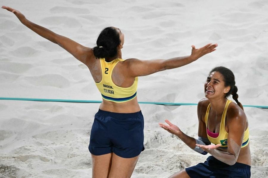 As brasileiras venceram a dupla australiana Mariafe e Clancy por 2 sets a 1 na semifinal, nesta quinta-feira, 8. O confronto final est&aacute; marcado para &agrave;s 17h30min