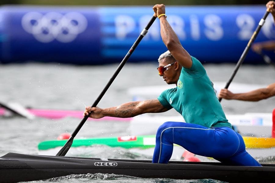 Isaquias Queiroz fez prova de recupera&ccedil;&atilde;o e avan&ccedil;ou para a final da canoagem