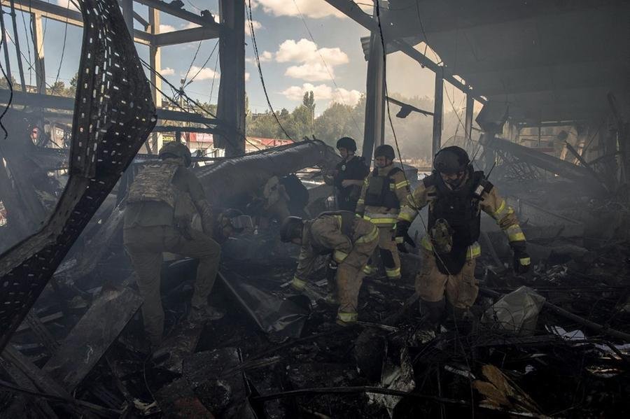 Brigadistas ucranianos tentam achar vivos dentre os escombros de pr&eacute;dio ap&oacute;s bombardeio russo