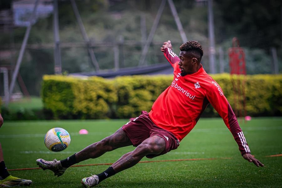 Igor Gomes ser&aacute; lateral contra o Athletico