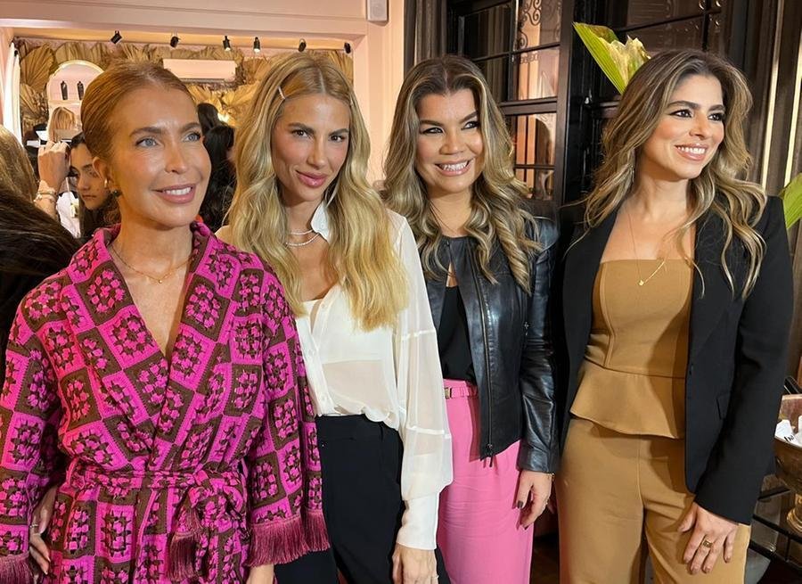 D&eacute;bora Dick e a s&oacute;cia Giovana Duval, com as parceiras Andr&eacute;a Pinto S&oacute; e Roberta Abarnno na noite de palestra para as debutantes e glamours, na GG House