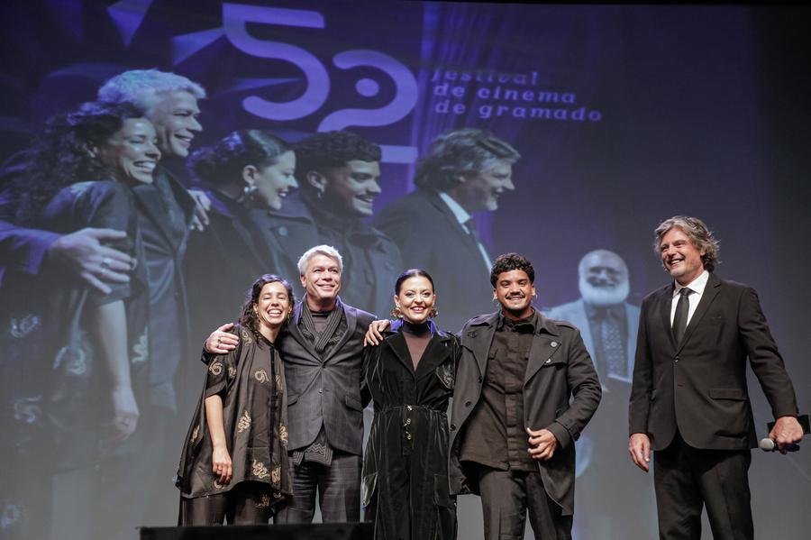 A exibi&ccedil;&atilde;o contou com a presen&ccedil;a dos atores F&aacute;bio Assun&ccedil;&atilde;o, Iago Xavier e Nataly Rocha, al&eacute;m do produtor Fabiano Gullane, da produtora Gullane e Jana&iacute;na Bernardes, da produtora Cinema Inflam&aacute;vel