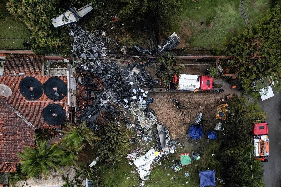 Avi&atilde;o caiu em um condom&iacute;nio residencial, mas n&atilde;o atingiu nenhuma casa