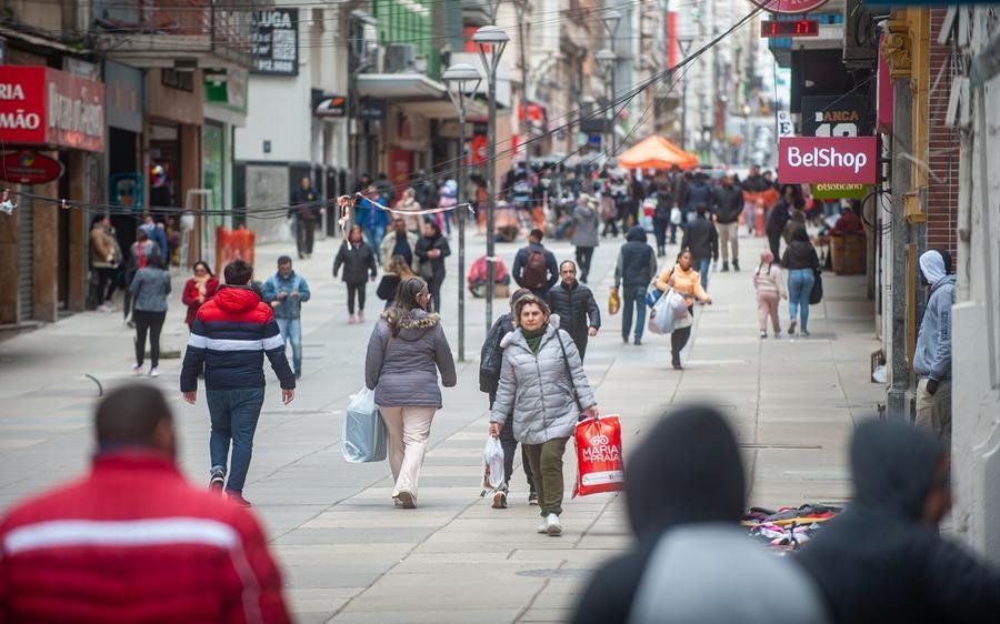 Movimento no centro de Porto Alegre na v&eacute;spera do Dia dos Pais melhorou apenas no fim da manh&atilde;