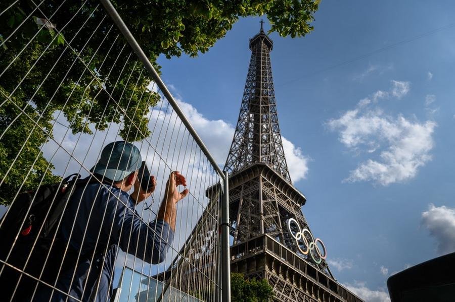 Homem que escalou sem cordas a Torre Eiffel na tarde deste domingo foi preso