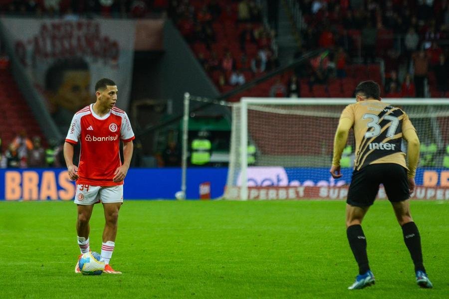 Gabriel Carvalho jogou bem contra o Athletico-PR