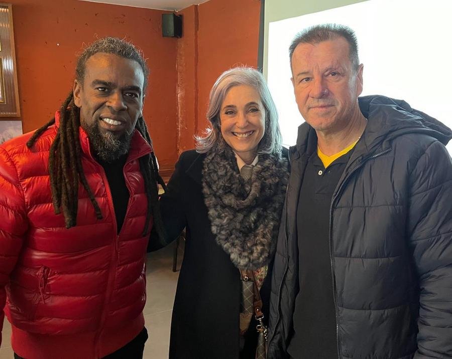 Paulo C&eacute;sar Fonseca, o Tinga, idealizador do projeto &ldquo;Solidariedade Eterna&rdquo;, com Ana Pellini e o capit&atilde;o Dunga no lan&ccedil;amento na Di Paolo