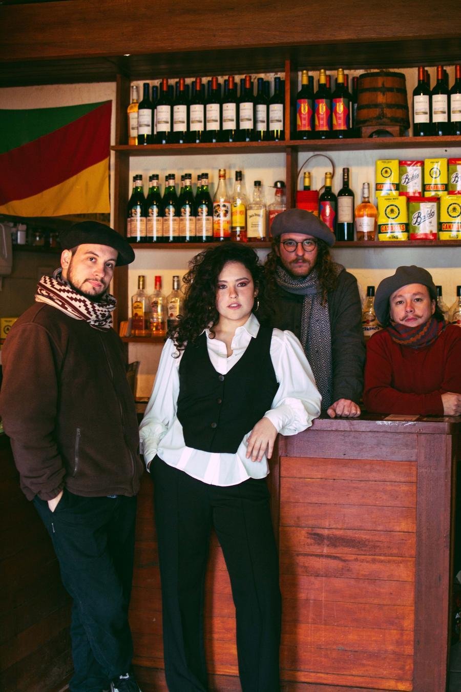 No show Brenda Billmann &eacute; acompanhada por Jo&atilde;o Bauken na percuss&atilde;o, Matheus Krummenauer no viol&atilde;o e Lucas Ferrera na gaita.