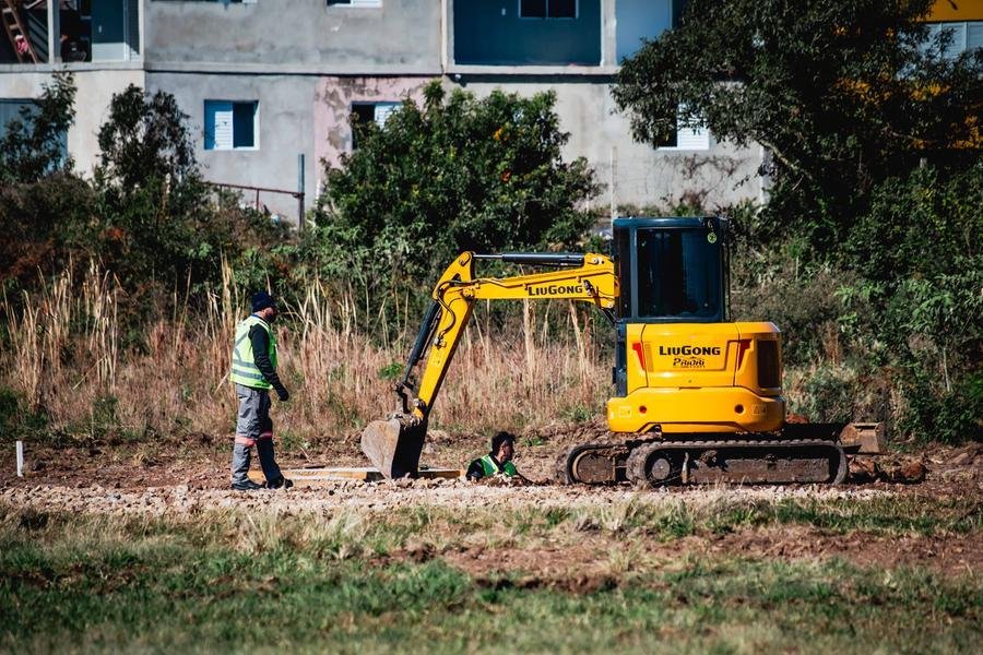 PAPI &eacute; um equipamento que informa ao piloto a altitude correta para pouso na pista e auxilia no processo de aproxima&ccedil;&atilde;o