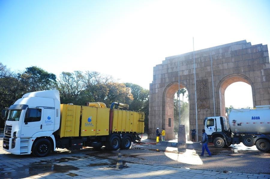 Jato de &aacute;gua &eacute; utilizado na remo&ccedil;&atilde;o da sujeira presente no granito e nas placas em bronze