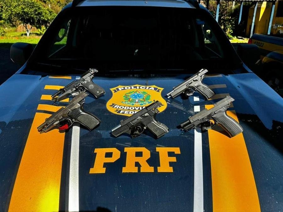 Ao todo, tr&ecirc;s armas eram de calibre 9 mm, uma .45 e outra .40; tr&ecirc;s das pistolas estavam com a numera&ccedil;&atilde;o raspada