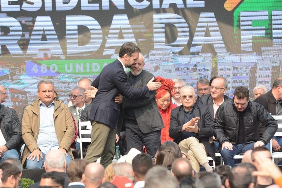 Leite e Lula durante evento de entrega de resid&ecirc;ncias em Porto Alegre
