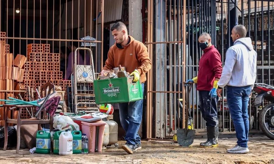 Os R$ 15 bilh&otilde;es do Fundo Social s&atilde;o divididos em dois or&ccedil;amentos: cerca de 50% (R$ 7,85 bi) para apoio direto &agrave;s grandes empresas, e 50% para apoio a micro, pequenas e m&eacute;dias