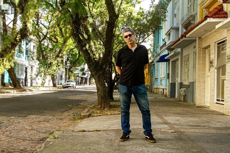 Em seu novo livro, "Irm&atilde;o Rob&ocirc;", Ricardo Silvestrin traz os impasses deste tempo em que vivemos entre o humano e a alta tecnologia