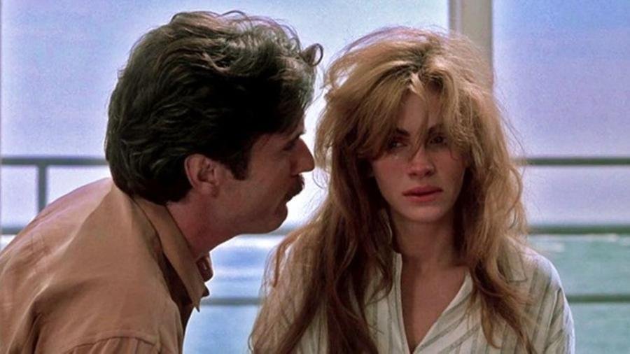 O thriller de 1991, "Dormindo com o Inimigo", com Julia Roberts, est&aacute; dispon&iacute;vel na Disney+.
