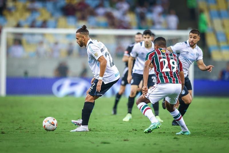 Gr&ecirc;mio reagiu no segundo tempo, mas n&atilde;o evitou elimina&ccedil;&atilde;o