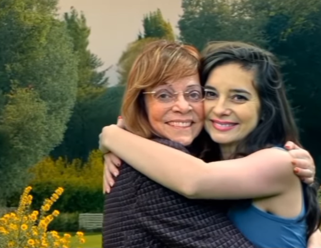 O artista Hidreley Diao criou o v&iacute;deo com ajuda de intelig&ecirc;ncia artificial (IA), em que Gloria Perez aparece abra&ccedil;ando sua filha Daniella, que foi assassinada em 1992