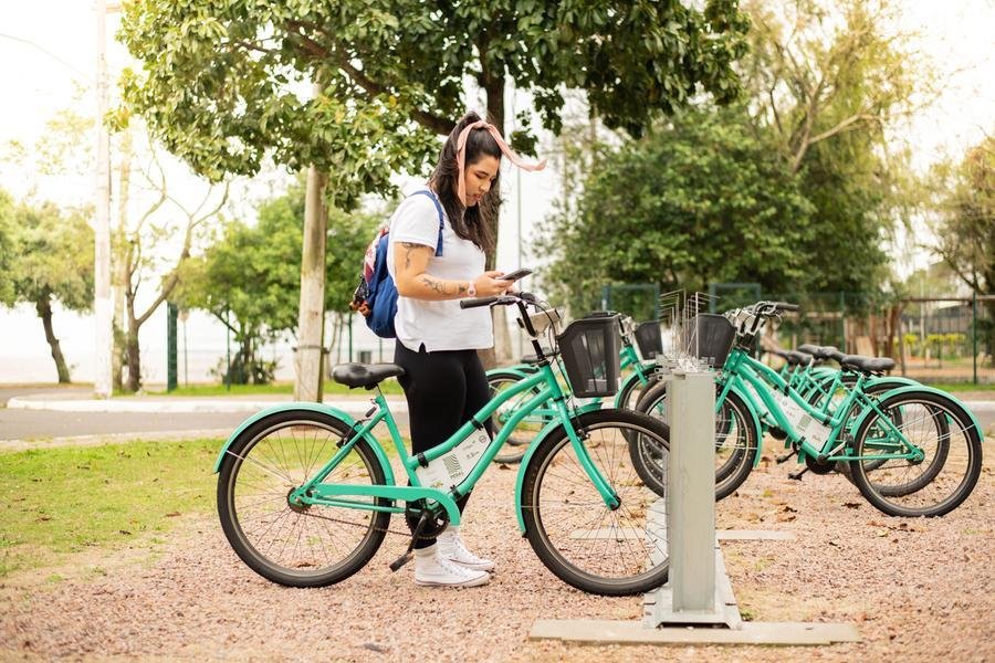 Bicicletas est&atilde;o dispon&iacute;veis para pessoas com mais de 18 anos e podem ser encontradas em pontos estrat&eacute;gicos da cidade