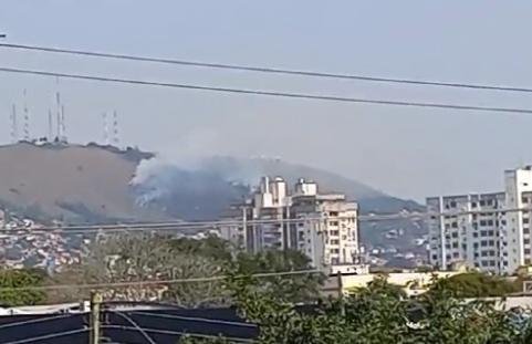 Inc&ecirc;ndio atingiu Morro da Pol&iacute;cia, na zona Leste da Capital