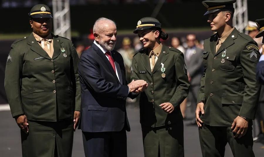 Beatriz Souza, Guilherme Schmidt e Nat&aacute;lia Ara&uacute;jo receberam homenagem no Dia do Soldado