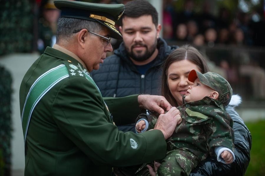 Comandante do CMS, general de Ex&eacute;rcito Hertz Pires do Nascimento, homenageou fam&iacute;lia de Anthony Miguel, resgatado nas enchentes
