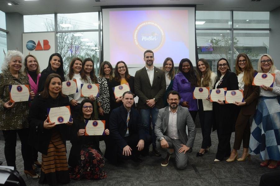 Eduardo Leite entregar&aacute; o certificado do Selo EmFrente, Mulher para dez empresas ga&uacute;chas aprovadas na sele&ccedil;&atilde;o de 2024 por desenvolverem a&ccedil;&otilde;es e programas de valoriza&ccedil;&atilde;o e fortalecimento dos direitos das mulheres.