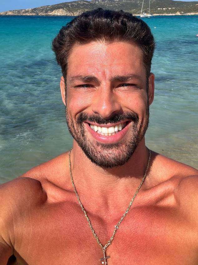 Cau&atilde; Reymond passou por um susto enquanto surfava em Bali, na Indon&eacute;sia.