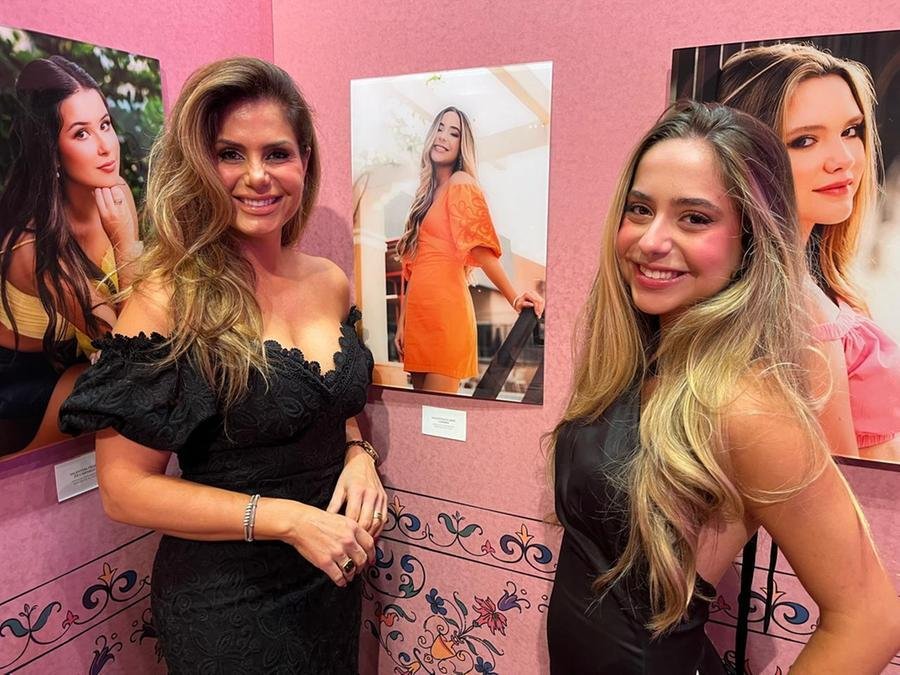 Juliana Duarte e a filha Valentina Duarte C&acirc;mara na exposi&ccedil;&atilde;o de fotos das debutantes do Juvenil