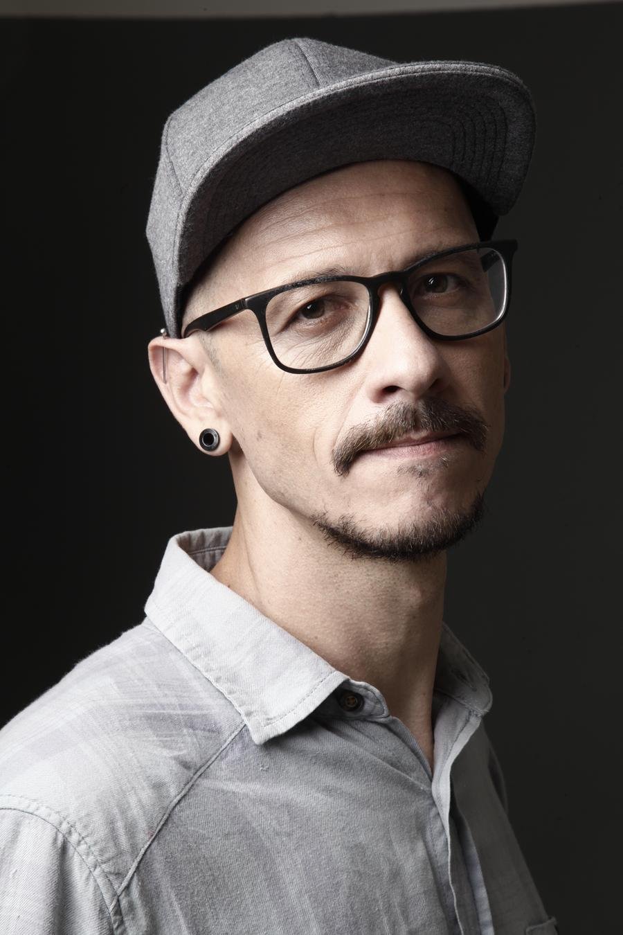 O comediante Marcito Castro apresenta o show Testando Piadas