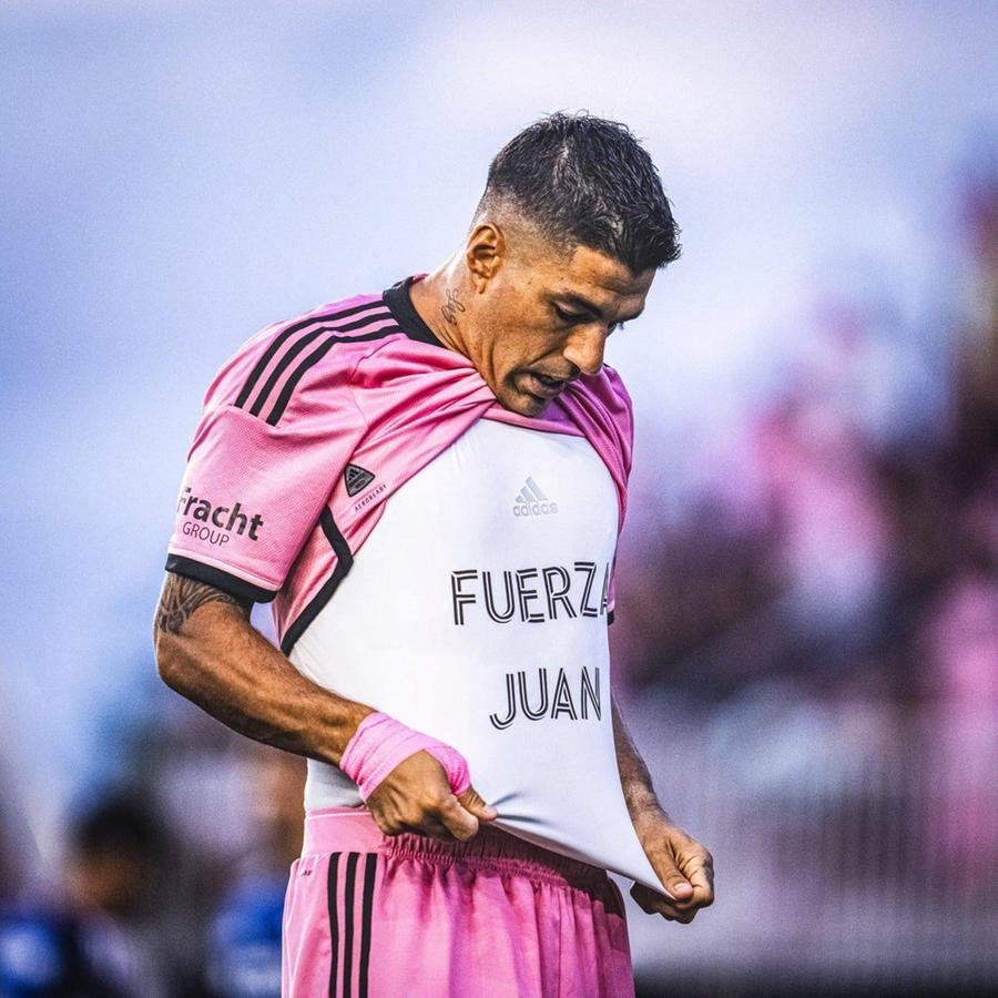 &ldquo;Fuerza Juan", dizia a camiseta de Su&aacute;rez