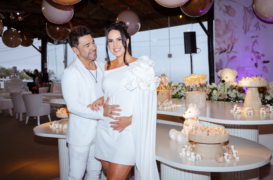 Logo ap&oacute;s descobrir o sexo da crian&ccedil;a, Zez&eacute; Di Camargo surpreendeu Graciele com uma cerim&ocirc;nia de casamento.