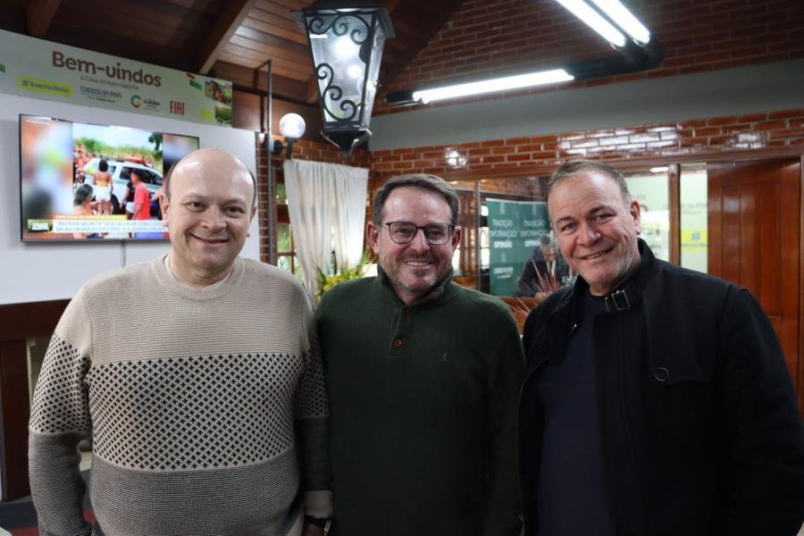 O diretor presidente do Correio do Povo, Marcelo Dantas, e o diretor da R&aacute;dio Gua&iacute;ba, Claudinei Girotti, recebem o secret&aacute;rio de Turismo do RS, Ronaldo Santini