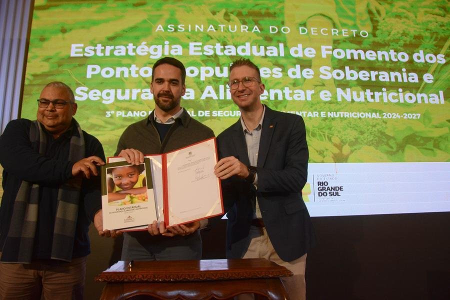 Alexandre Paim vice presidente do Consea (E)  Eduardo Leite e secret&aacute;rio Beto Fantinel (D) apresentaram material nesta tarde no Pal&aacute;cio Piratini