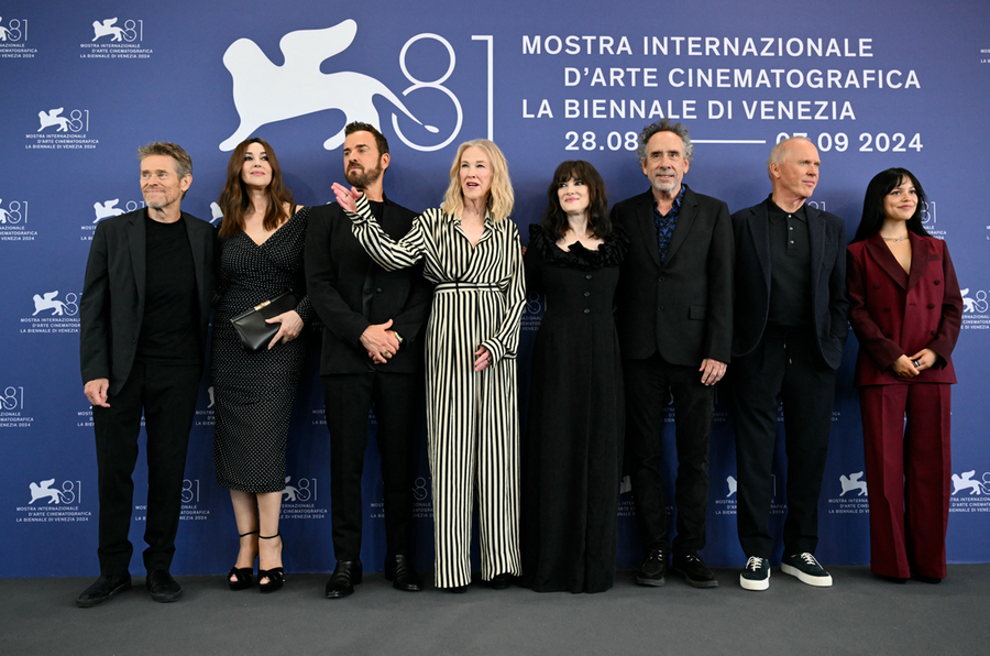 Na abertura do Festivla de Veneza, estiveram presentes o elenco e o diretor Tim Burton do filme de abertura "Beetlejuice Beetlejuice".