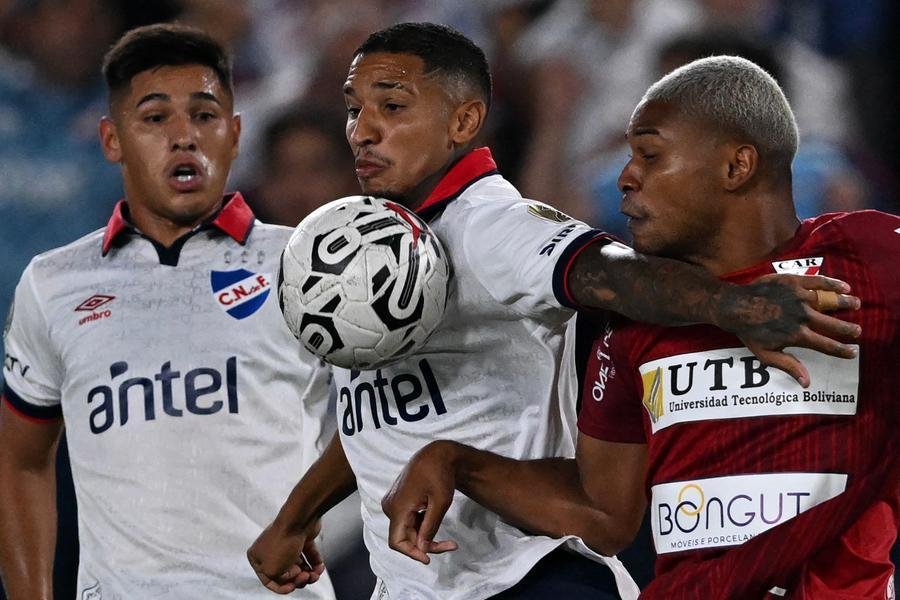 Juan Izquierdo (centro) defendia o Nacional, Uruguai