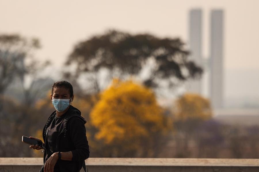 Uso de m&aacute;scara &eacute; recomend&aacute;vel para atenuar os efeitos da fuma&ccedil;a, que pode causar mal estar e levar a doen&ccedil;as respirat&oacute;rias