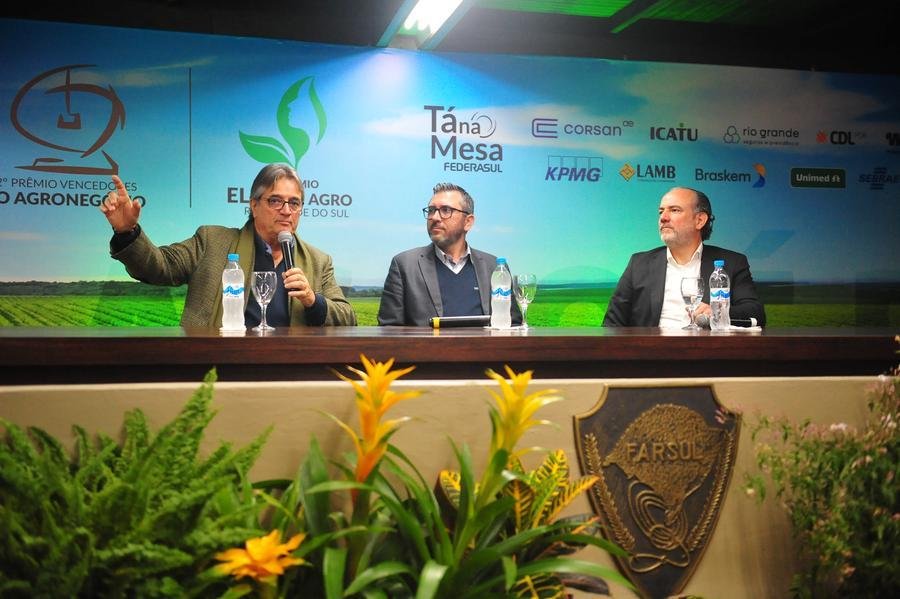 Gede&atilde;o (E), da Luz (C) e Sousa na reuni&atilde;o-almo&ccedil;o T&aacute; na Mesa, nesta quarta-feira, 28