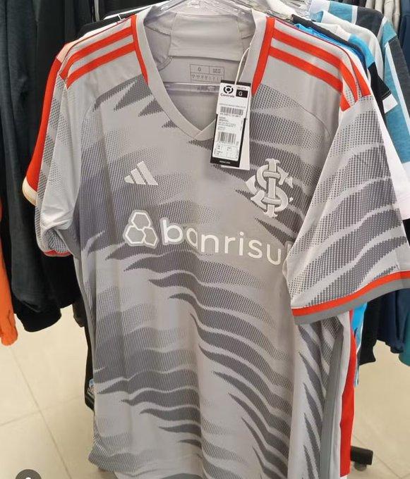 Modelo apresenta dois tons de cinza, com detalhes em vermelho