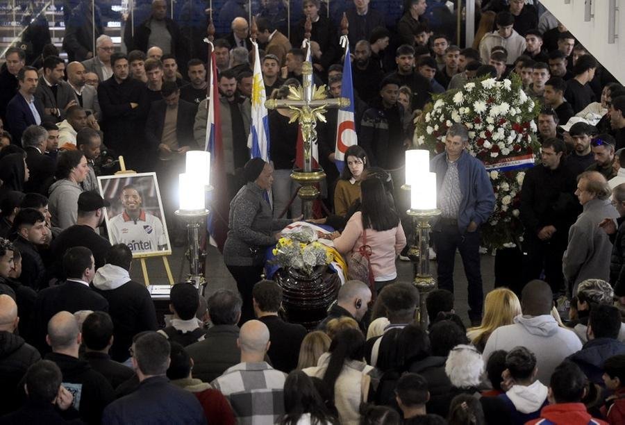 Vel&oacute;rio de Juan Izquierdo re&uacute;ne milhares em Montevid&eacute;u