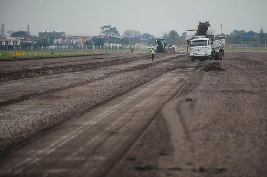 Situa&ccedil;&atilde;o das obras de recupera&ccedil;&atilde;o da pista do Salgado Filho nesta quinta-feira