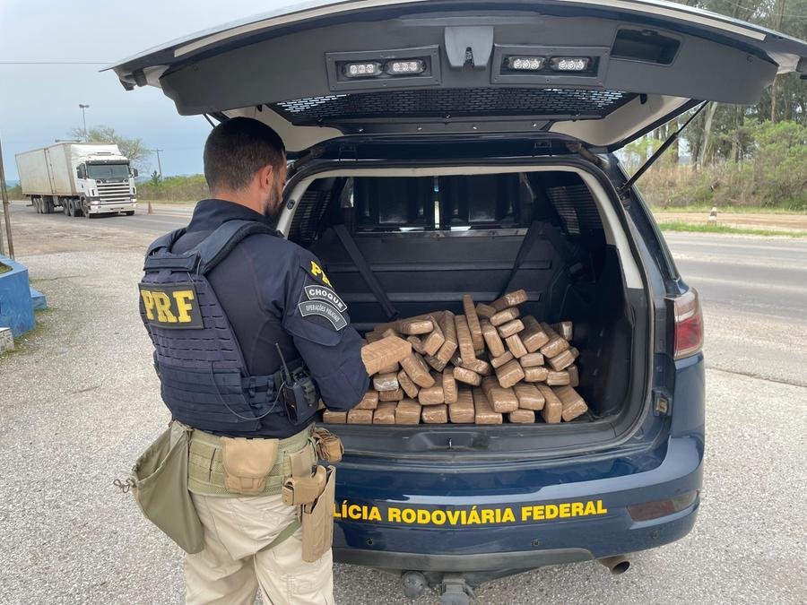 Policiais deram ordem de parada para o carro e localizaram os tabletes de maconha no porta mala do carro