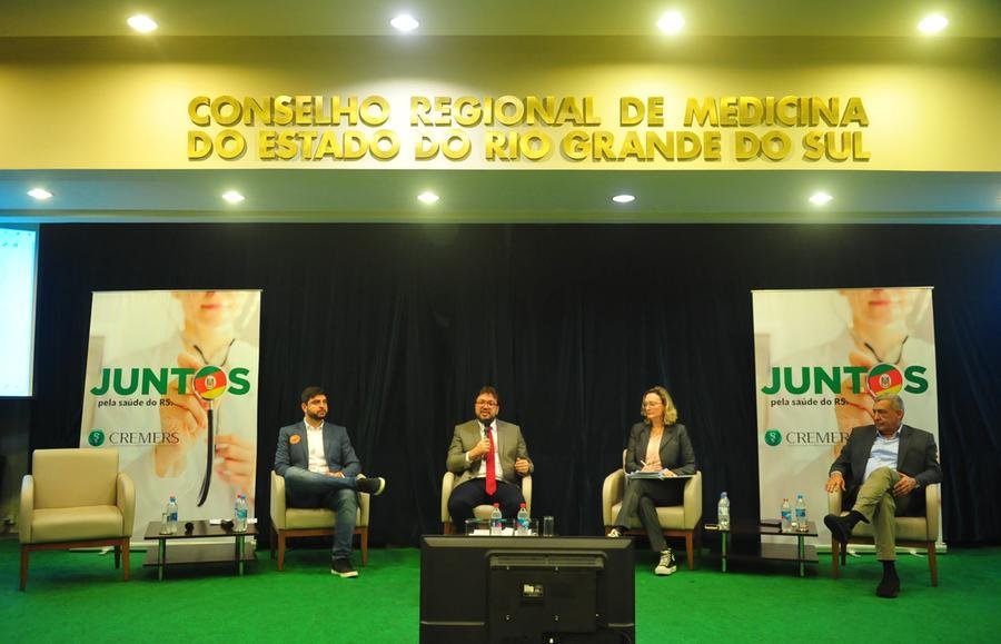 Painel contou com Felipe Camozzato, Maria do Ros&aacute;rio e Sebasti&atilde;o Melo, com media&ccedil;&atilde;o do presidente do Cremers (ao centro)