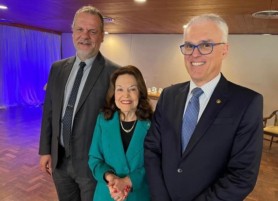 Alberto Delgado Neto, presidente do Tribunal de Justi&ccedil;a, com Sulamita Santos Cabral e Alexandre Saltz, palestrante do almo&ccedil;o do Iargs