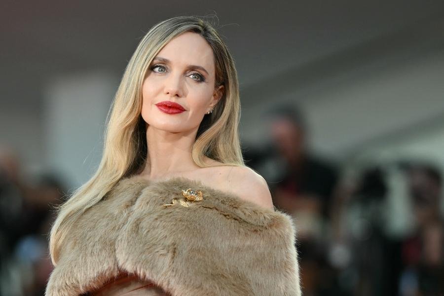 Em novo filme, Angelina Jolie da vida a cantora de &oacute;pera Maria Callas, reconhecida como uma das maiores do mundo.