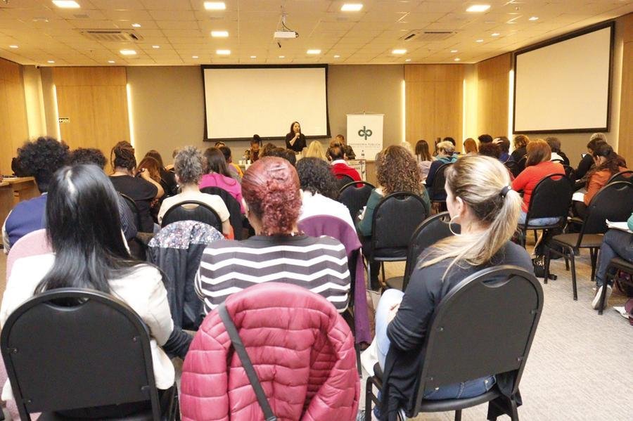 Forma&ccedil;&atilde;o ocorrer&aacute; em 13 encontros; aula inaugural foi realizada na tarde desta sexta-feira