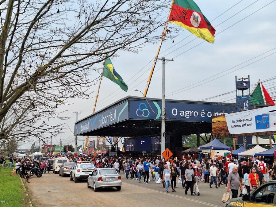 Na avenida Independ&ecirc;ncia, na entrada do parque, pedestres e motoristas precisam dividir parte da pista