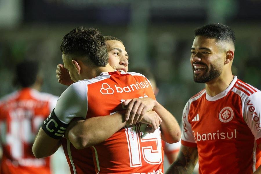 Gabriel Carvalho recebe o abra&ccedil;o de Borr&eacute; ap&oacute;s marcar o seu primeiro gol pelo time colorado